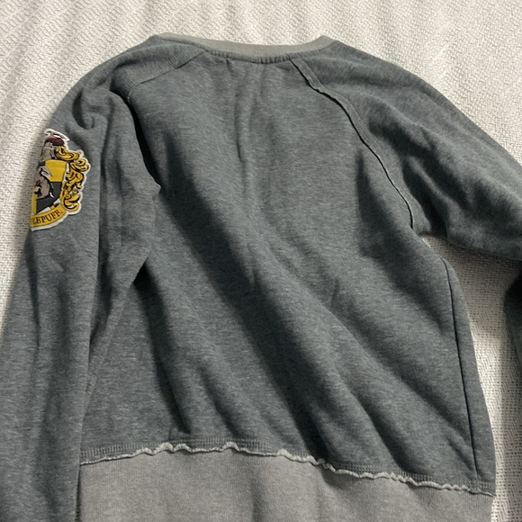 Hufflepuff Sweatshirt - Picture 6 of 7
